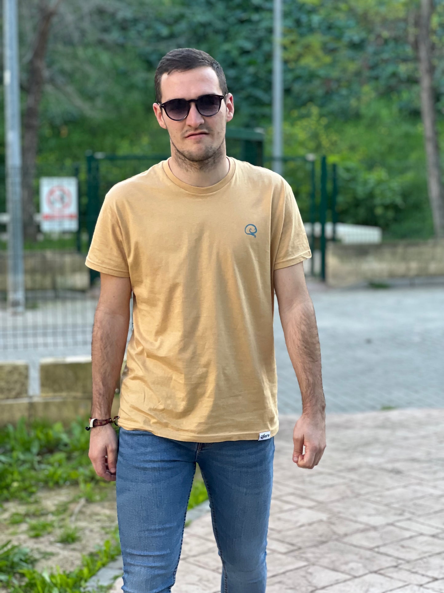 Camiseta “VIVE Y DEJA VIVIR”