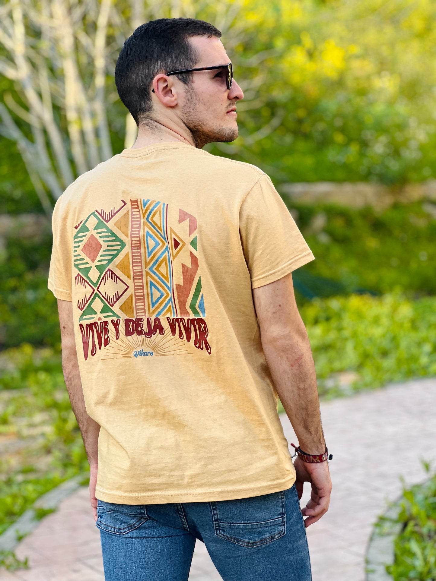 Camiseta “VIVE Y DEJA VIVIR”