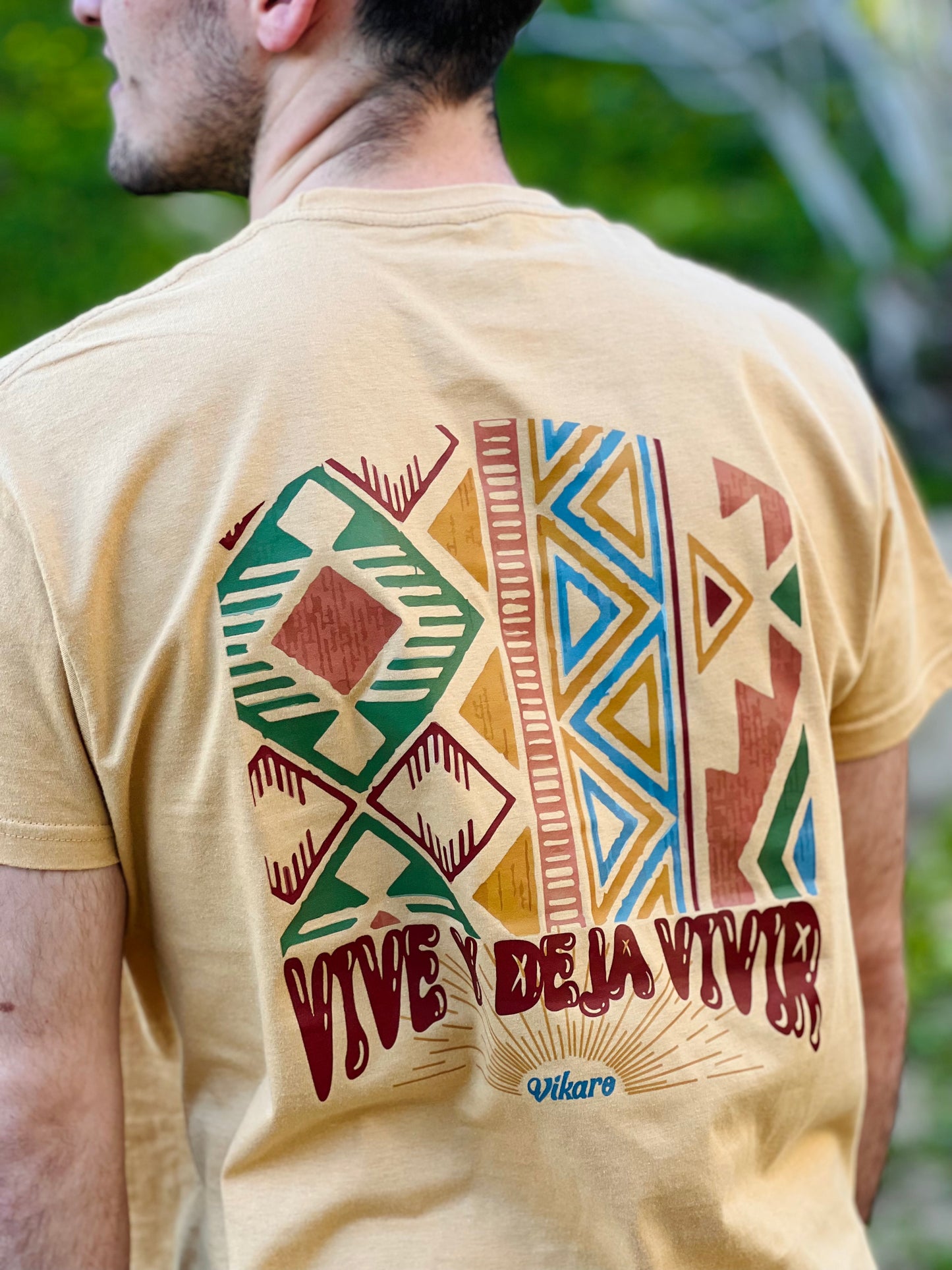 Camiseta “VIVE Y DEJA VIVIR”